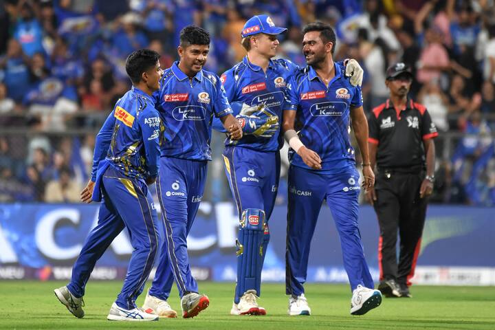 वहीं दीपक चहर ने दो विकेट लिए. चहर के अलावा बोल्ट, विग्नेश पुथुर, मिशेल सैंटनर और हार्दिक पांड्या को एक-एक विकेट मिला. मुंबई के सभी गेंदबाजों की शानदार बॉलिंग की वजह से सोमवार को टीम की जीता का खाता खूल सकता है.