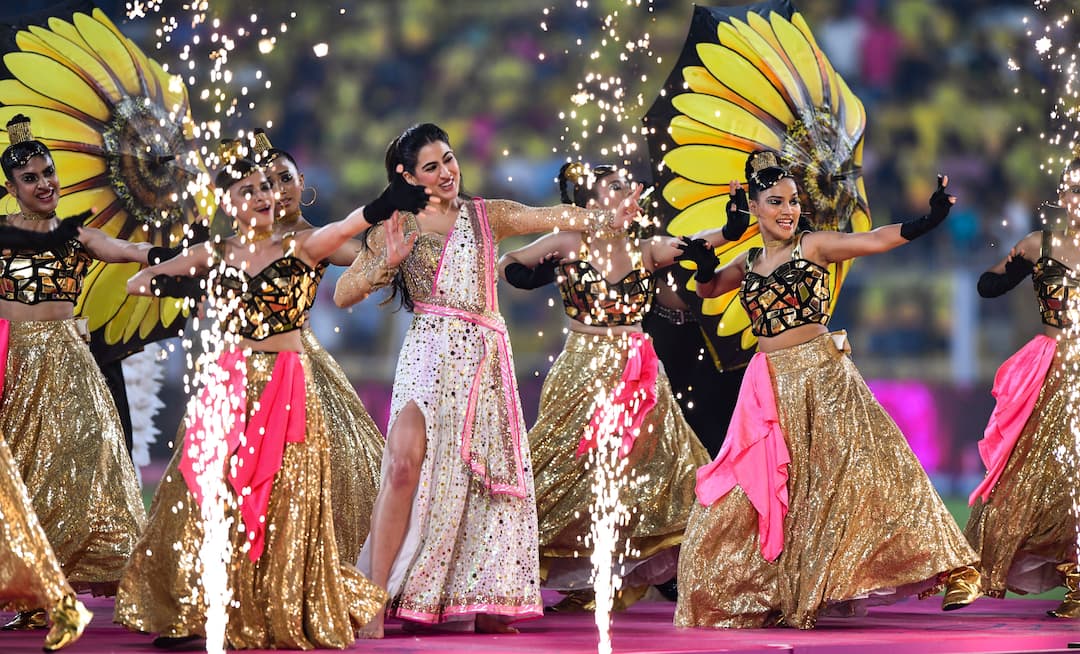 Sara Ali Khan express happiness after performing in CSK RR match recalled about Mansur Ali Khan Patoudi Entertainment News IPL 2025: ঠাকুর্দা ছিলেন বিখ্যাত ক্রিকেটার, আইপিএলে মাঠে পারফর্ম করে উচ্ছ্বসিত অভিনেত্রী-নাতনি