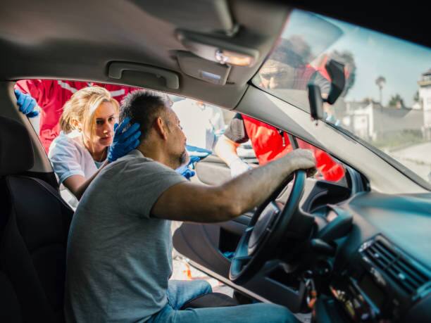 ਕਾਰ ਦੇ ਅਗਲੇ ਹਿੱਸੇ ਵਿੱਚ ਦੋ ਏਅਰਬੈਗ ਸਿਰਫ਼ ਵੱਡੇ ਲੋਕਾਂ ਲਈ ਲਗਾਏ ਗਏ ਹਨ। ਇਸ ਲਈ, ਛੋਟੇ ਬੱਚਿਆਂ ਨੂੰ ਹਮੇਸ਼ਾ ਪਿਛਲੀ ਸੀਟ 'ਤੇ ਬਿਠਾਉਣਾ ਚਾਹੀਦਾ ਹੈ। ਛੋਟੇ ਬੱਚੇ ਨੂੰ ਅਗਲੀ ਸੀਟ 'ਤੇ ਬਿਠਾ ਕੇ ਗੱਡੀ ਚਲਾਉਣਾ ਖ਼ਤਰਨਾਕ ਹੋ ਸਕਦਾ ਹੈ ਅਤੇ ਸੜਕ ਹਾਦਸੇ ਵਿੱਚ ਗੰਭੀਰ ਸੱਟਾਂ ਲੱਗ ਸਕਦੀਆਂ ਹਨ। ਡੈਸ਼ਬੋਰਡ 'ਤੇ ਪੈਰ ਨਹੀਂ ਰੱਖਣੇ ਚਾਹੀਦੇ। ਜੇਕਰ ਕਾਰ ਕਿਤੇ ਟਕਰਾ ਜਾਂਦੀ ਹੈ ਤਾਂ ਏਅਰਬੈਗ ਇੱਕ ਛੋਟੇ ਜਿਹੇ ਧਮਾਕੇ ਨਾਲ ਖੁੱਲ੍ਹ ਜਾਂਦੇ ਹਨ ਅਤੇ ਤੁਹਾਡੀਆਂ ਲੱਤਾਂ ਨੂੰ ਪੂਰੀ ਤਰ੍ਹਾਂ ਮਰੋੜ ਦਿੰਦੇ ਹਨ, ਜਿਸ ਨਾਲ ਤੁਹਾਨੂੰ ਗੰਭੀਰ ਸੱਟਾਂ ਲੱਗਦੀਆਂ ਹਨ।