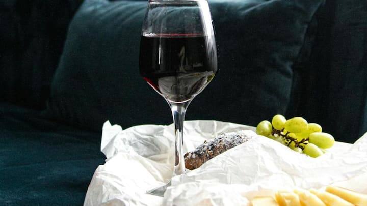 જ્યારે પણ કોઈ વ્યક્તિ દારૂ પીવાનું શરૂ કરે છે, ત્યારે તે હંમેશા પોતાની સાથે નાસ્તો રાખે છે. આ નાસ્તામાં સામાન્ય રીતે મગફળી, ચણા, કબાબ, પનીર, તળેલા પાપડ, ભુજિયા, ચિપ્સ, લીલા વટાણા નમકીન કે તંદૂરી ચિકન જેવી વસ્તુઓ સામેલ હોય છે. ભારતમાં પણ સાંસ્કૃતિક વિવિધતાને કારણે લોકો સ્વાદ તરીકે પિઝા, મોમોઝ, મંચુરિયન અને સલાડ જેવી વસ્તુઓ પણ ખાતા જોવા મળે છે.