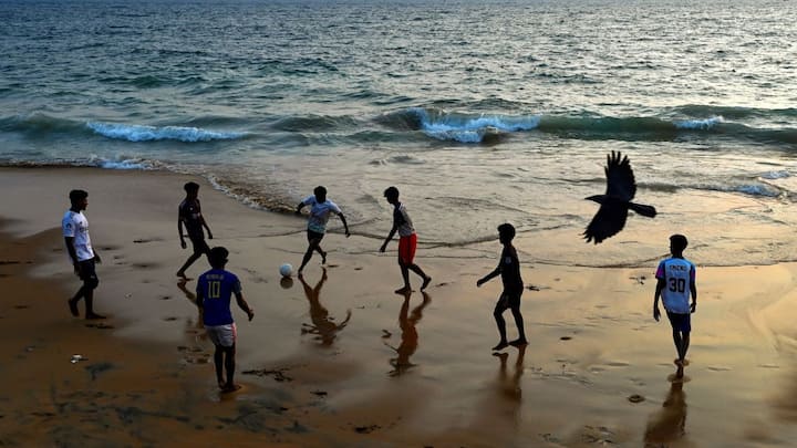 উষ্ণতায় কাটবে ইদের দিন। কলকাতার তাপমাত্রা ৩৬ থেকে ৩৮ ডিগ্রি সেলসিয়াস। পশ্চিমের জেলায় ৩৮ থেকে ৪০ ডিগ্রি সেলসিয়াস তাপমাত্রা। আপাতত বৃষ্টির কোনও সম্ভাবনা নেই দক্ষিণবঙ্গে।