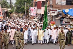 Eid-Ul-Fitr 2025: नमाजियों ने काली पट्टी पहन अदा की ईद की नमाज, यूपी-हरियाणा में बवाल, देखें देश में कैसे मना ईद-उल-फितर का त्योहार