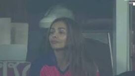 Malaika spotted with this former  player in IPL match, discussion of dating on social media IPL મેચમાં આ પૂર્વ દિગ્ગજ ખેલાડી સાથે સ્પોટ થઇ મલાઇકા, સોશિયલ મીડિયા પર ડેટિંગની ચર્ચા