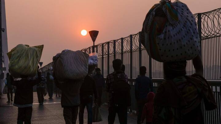 সোমবার সকাল থেকে আংশিক মেঘলা আকাশ কলকাতায়। পরে মূলত পরিষ্কার আকাশ। বাড়ছে রাতের তাপমাত্রা। কিছুটা কমল দিনের তাপমাত্রা। সর্বোচ্চ ও সর্বনিম্ন দুই তাপমাত্রাই এখনও স্বাভাবিকের চেয়ে বেশি।