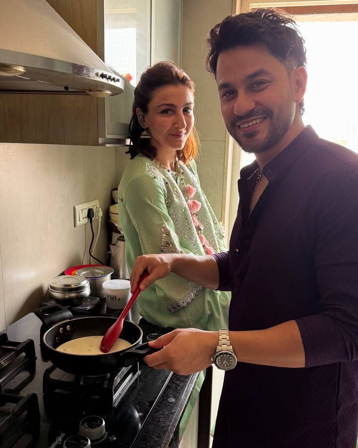 दरअसल सोहा अली खान ने ईद सेलिब्रेशन की ये तस्वीरें अपने इंस्टाग्राम अकाउंट पर शेयर की हैं. जिसमें वो पूरी फैमिली संग दिखी.