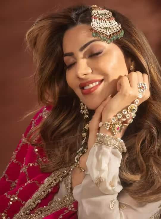 निक्की तांबोळी नेहमीच चर्चेत असते. सध्या, ही अभिनेत्री सेलिब्रिटी मास्टरशेफमध्ये झळकतेय. या सगळ्यामध्ये, निक्की सोशल मीडियावरही खूप सक्रिय आहे आणि तिच्या फोटोंनी चाहत्यांना वेड लावतेय. ईदच्या निमित्तानंही निक्कीनं तिचे अनेक फोटो इंस्टाग्रामवर शेअर केले आहेत, जे चाहत्यांना अक्षरशः वेड लावत आहेत.