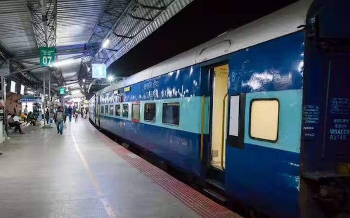 ਜੇਕਰ ਤੁਸੀਂ ਰਾਤ ਨੂੰ ਰੇਲਗੱਡੀ ਰਾਹੀਂ ਯਾਤਰਾ ਕਰ ਰਹੇ ਹੋ। ਇਸ ਲਈ ਤੁਹਾਨੂੰ ਵੀ ਇਨ੍ਹਾਂ ਨਿਯਮਾਂ ਦੀ ਪਾਲਣਾ ਕਰਨੀ ਪਵੇਗੀ। ਇਨ੍ਹਾਂ ਨਿਯਮਾਂ ਦੀ ਉਲੰਘਣਾ ਕਰਨ 'ਤੇ ਜੁਰਮਾਨਾ ਅਤੇ ਕਾਰਵਾਈ ਦੋਵੇਂ ਹੋ ਸਕਦੇ ਹਨ। ਆਓ ਤੁਹਾਨੂੰ ਦੱਸਦੇ ਹਾਂ ਕਿ ਇਹ ਨਿਯਮ ਕੀ ਹੈ।