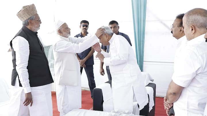 इस दौरान सीएम नीतीश ने गांधी मैदान पहुंचकर इमाम इदैन हजरत मौलाना महसूद अहमद कादरी नदवी से मुलाकात कर उनसे मोसाफा किया और ईद की मुबारकबाद पेश की. नदवी ने भी मुख्यमंत्री को ईद की मुबारकबाद दी तथा बिहार की सुख, समृद्धि, प्रगति, उन्नति एवं विकास की कामना की.