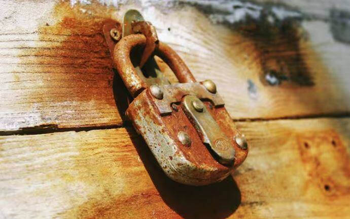 ਇਸ ਕਰਕੇ, ਇਸ ਉੱਤੇ ਆਇਰਨ ਆਕਸਾਈਡ ਜਮ੍ਹਾ ਹੋ ਜਾਂਦਾ ਹੈ। ਇਸ ਆਇਰਨ ਆਕਸਾਈਡ ਨੂੰ ਜੰਗਾਲ ਕਿਹਾ ਜਾਂਦਾ ਹੈ, ਜੋ ਕਿ ਇੱਕ ਗੂੜ੍ਹੀ ਲਾਲ ਜਾਂ ਭੂਰੀ ਪਰਤ ਹੁੰਦੀ ਹੈ।