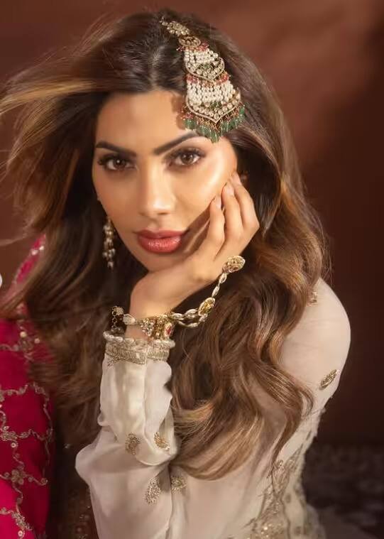 ईदच्या निमित्तानं निक्की तंबोळीनं पांढऱ्या रंगाचा जरी वर्कचा लांब सूट आणि राणी कलरचा दुपट्टा मॅच केला आहे.