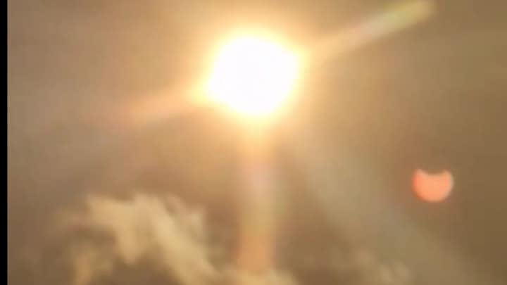 மொபைல் போனில் புகைப்படம் எடுத்து, எக்ஸ் பக்கத்தில் பகிர்ந்த பயனர்