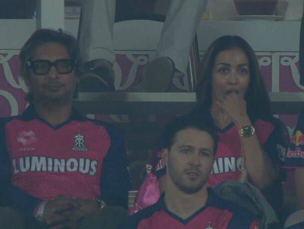 मलायका जास्त क्रिकेटच्या मैदानात दिसत नाही, मात्र अचानाक राजस्थानची जर्सी घालून सामना पाहण्यासाठी उपस्थिती लावल्याने सोशल मीडियावर मलायकाबाबत विविध प्रतिक्रिया पाहायला मिळत आहे.