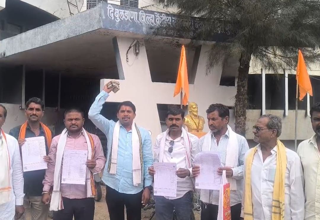 Farmers in the state are aggressive on the issue of loan waiver farmers protest in Buldhana अजित पवार म्हणाले पैसे भरा, शेतकरी म्हणाले सातबारा कोरा करा, एक पैसाही भरणार नाही, बुलढाण्यात आंदोलन 