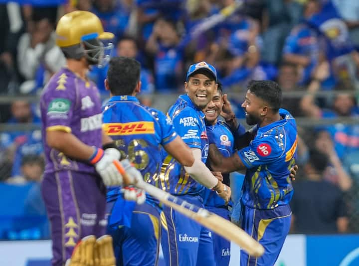 मुंबई ने टॉस जीतकर पहले गेंदबाजी करने का फैसला लिया. जिसके बाद मैच के पहले ही ओवर में ट्रेंट बोल्ट ने सुनील नरेन को बोल्ड कर बड़ा झटका दिया.