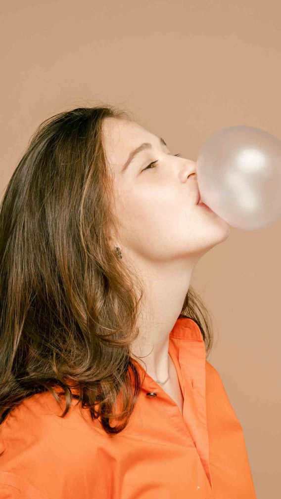 బబుల్ గమ్​ ఎక్కువగా తింటున్నారా? బెనిఫిట్స్, సైడ్ ఎఫెక్ట్స్ ఇవే