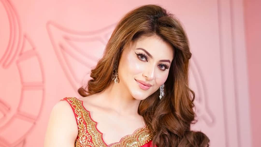 Urvashi Rautela Talks About Reuniting With Sunny Deol After 12 Years For Jaat Urvashi Rautela Talks About Reuniting With Sunny Deol After 12 Years For Jaat