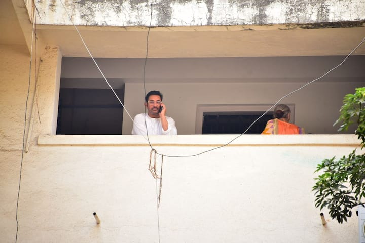 आमिर खान की ये तस्वीरें उनके मुंबई वाले घर की हैं. जहां पर एक्टर ईद का जश्न मनाते हुए नजर आए.