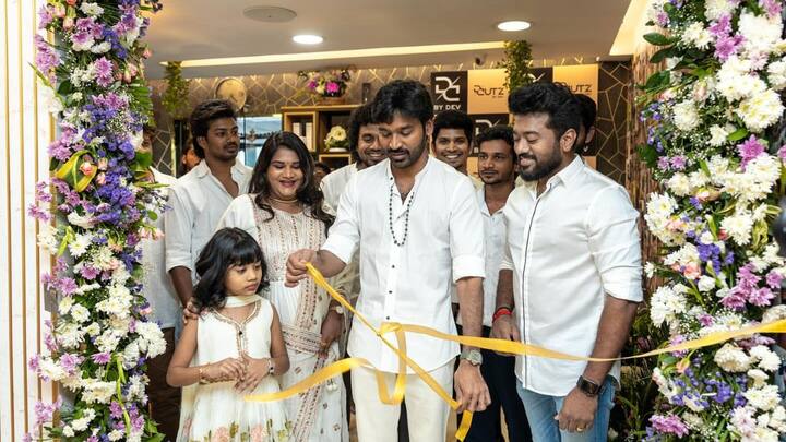 தேவ், தென்னிந்தியத் திரையுலகில் பிரபலமான சிகையலங்கார நிபுணராகப் புகழ் பெற்றவர். தமிழ்த் திரையுலக முன்னணி நட்சத்திரங்களுடன் பணியாற்றி, அவர்களுக்குத் தனி ஸ்டைலை கட்டமைத்தவர்.