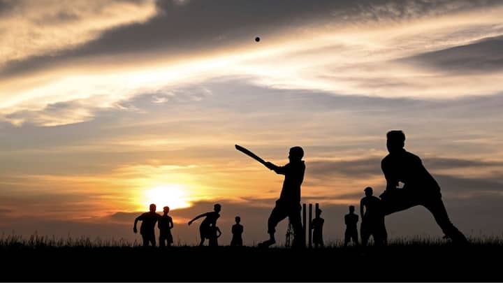 সোমবার সকালের দিকে আংশিক মেঘলা আকাশ। পরে মূলত পরিষ্কার আকাশ। তাপপ্রবাহ থেকে আংশিক স্বস্তি। তবে হট-ডে পরিস্থিতি আজও দক্ষিণবঙ্গে। পশ্চিমবঙ্গের সব জেলাতেই হট-ডে পরিস্থিতি।