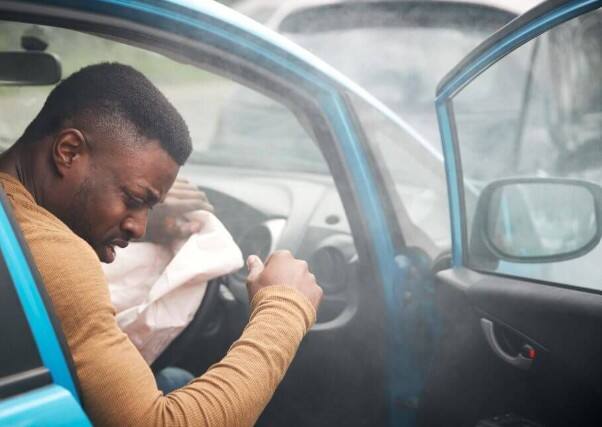 ...ਤਾਂ ਏਅਰਬੈਗ ਖੁੱਲ੍ਹ ਜਾਂਦੇ ਹਨ ਅਤੇ ਕਾਰ ਵਿੱਚ ਬੈਠੇ ਲੋਕਾਂ ਦੀ ਜਾਨ ਬਚ ਜਾਂਦੀ ਹੈ। ਏਅਰਬੈਗ ਹਾਦਸਿਆਂ ਦੌਰਾਨ ਸੁਰੱਖਿਆ ਪ੍ਰਦਾਨ ਕਰਨ ਵਿੱਚ ਮਦਦ ਕਰਦੇ ਹਨ ਪਰ ਅਕਸਰ ਏਅਰਬੈਗ ਨਹੀਂ ਖੁੱਲ੍ਹਦੇ ਅਤੇ ਜਾਨਾਂ ਚਲੀਆਂ ਜਾਂਦੀਆਂ ਹਨ। ਇੰਨਾ ਹੀ ਨਹੀਂ, ਕਈ ਵਾਰ ਇਹ ਵੀ ਦੇਖਿਆ ਗਿਆ ਹੈ ਕਿ ਬਿਨਾਂ ਕਿਸੇ ਦੁਰਘਟਨਾ ਦੇ ਵੀ ਦਰਵਾਜ਼ੇ ਅਚਾਨਕ ਖੁੱਲ੍ਹ ਜਾਂਦੇ ਹਨ ਜਿਸ ਕਾਰਨ ਕਾਰ ਦੀ ਅਗਲੀ ਸੀਟ 'ਤੇ ਬੈਠੇ ਲੋਕ ਗੰਭੀਰ ਜ਼ਖਮੀ ਹੋ ਜਾਂਦੇ ਹਨ ਅਤੇ ਕਈ ਮਾਮਲਿਆਂ ਵਿੱਚ ਆਪਣੀ ਜਾਨ ਵੀ ਗੁਆ ਦਿੰਦੇ ਹਨ।