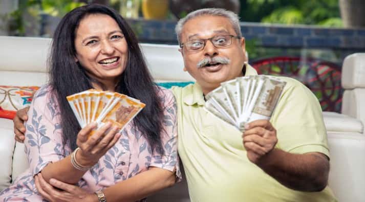 RBI Orders 8% Interest on Delayed Pension for Retired Government Employees ૮% વ્યાજની ભેટ! RBIએ સરકારી કર્મચારીઓના પેન્શન અંગે લીધો મહત્વનો નિર્ણય, જાણો કોને થશે ફાયદો