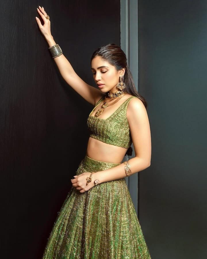 The lehenga featured intricate metallic detailing that added a regal touch to her festive look.