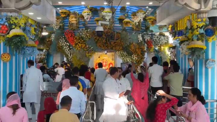 पूरे नौ दिनों तक भक्त मां के विभिन्न स्वरूपों की पूजा करते हैं, जिससे उन्हें आध्यात्मिक ऊर्जा और आंतरिक शांति की अनुभूति होती है. नवरात्रि के दौरान श्रद्धालुओं की भारी भीड़ उमड़ती है. लोग सुबह 4 बजे से ही लाइन में लग जाते हैं, और कई घंटों के इंतजार के बाद माता के दर्शन कर पाते हैं.