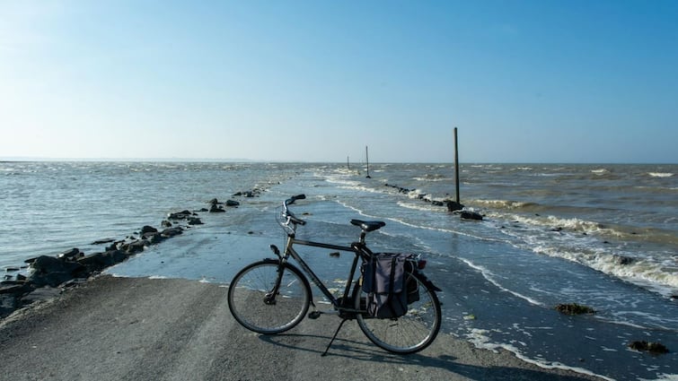 In france passage du gois road disappears daily and visible only for two hours Road That Disappears Twice A Day: वो रहस्यमयी सड़क जो दिन में सिर्फ दो घंटे दिखाई देती है, फिर कहां हो जाती है गायब