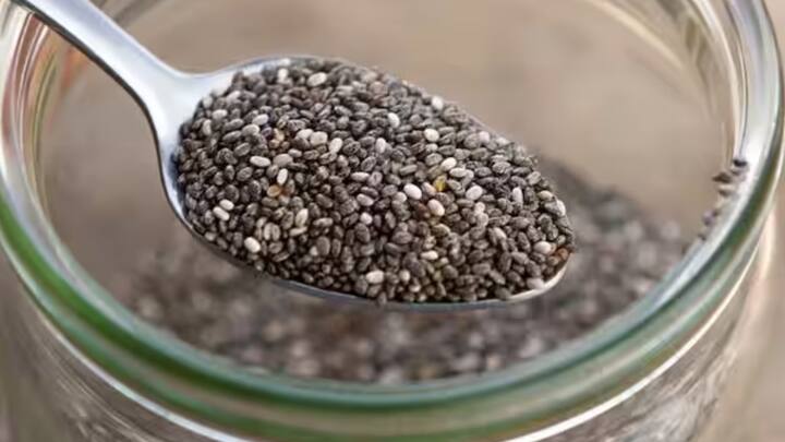 চিয়া সিডস বর্তমানে খুব জনপ্রিয় হলেও, এটির কিছু অপকারিতা রয়েছে। অতিরিক্ত পরিমাণে এটা খেলে হজমে সমস্যা তৈরি হতে পারে।