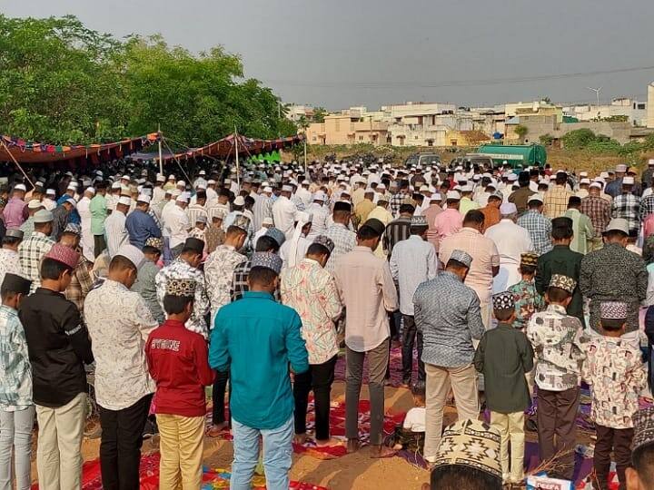 பள்ளப்பட்டியில் ரம்ஜான் சிறப்பு தொழுகை; 5000 பேர் பங்கேற்பு..வாழ்த்துகளை பகிர்ந்த இஸ்லாமியர்கள்