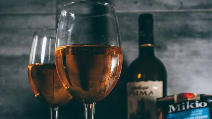 जब भी कोई शख्स शराब को हाथ लगाता है तो उसके साथ कुछ भी खाने के लिए स्नैक्स जरूर रखता है, जैसे मूंगफली, चने, कबाब, पनीर, फ्राइड पापड़, भुजिया, चिप्स, हरे मटर की नमकीन, तंदूरी चिकन या फिर कुछ और जो लोगों को पसंद हो.