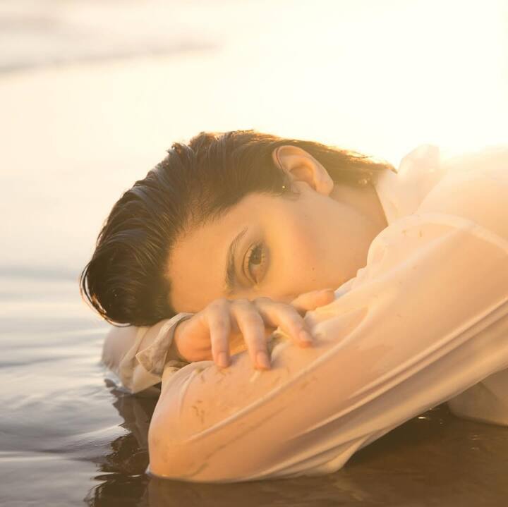 richest pakistani actresses : पाकिस्तानी अभिनेत्री सिनेमा, टिव्ही मालिका आणि ब्रँडच्या जाहिरातींमधून मोठी कमाई करतात.