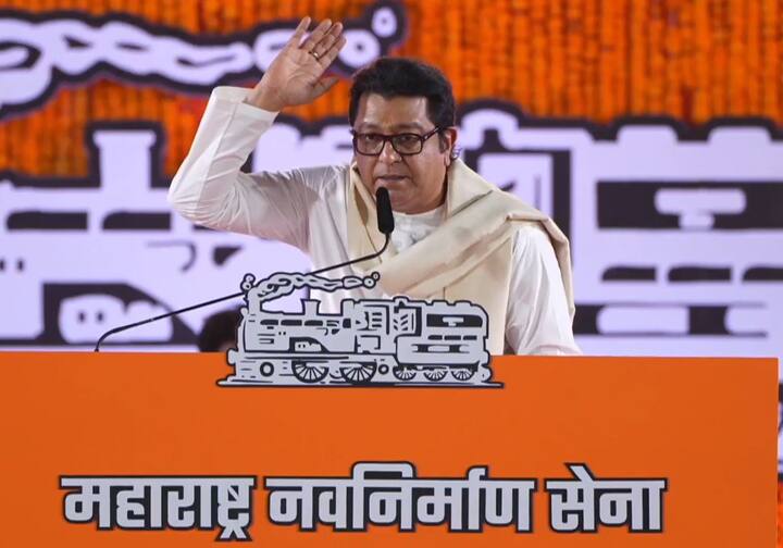 राज्यात दिवसाला सात शेतकऱ्यांच्या आत्महत्या होतात. लक्ष देऊ नका. रोजगाराकडे लक्ष देऊ नका. आपल्याला जातीपातीत अडकवलं. कोणी जातीचं भलं केलं नाही. संयुक्त महाराष्ट्र झाल्यानंतर इतकी वर्ष जास्तीत जास्त आमदार, मंत्री, मुख्यमंत्री मराठा समाजाचे होते. मग मराठा समाजाला आरक्षण का मागावं लागतं? असा सवालही राज ठाकरे यांनी उपस्थित केला.