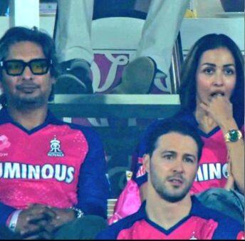 मलायका राजस्थान रॉयल्सची जर्सी घालून कुमार संगकाराच्या शेजारी बसलेली दिसली.