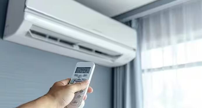 એસીનો ઉપયોગ કરવાથી ઘરનું વીજળી બિલ પણ વધે છે. તેથી ACનો ઉપયોગ કરતી વખતે કેટલીક બાબતોનું ધ્યાન રાખવું તમારા માટે મહત્વપૂર્ણ છે. જેથી તમારા ઘરનું વીજળીનું બિલ ઓછું થાય. ચાલો તમને આ માટે કેટલીક ટિપ્સ જણાવીએ.