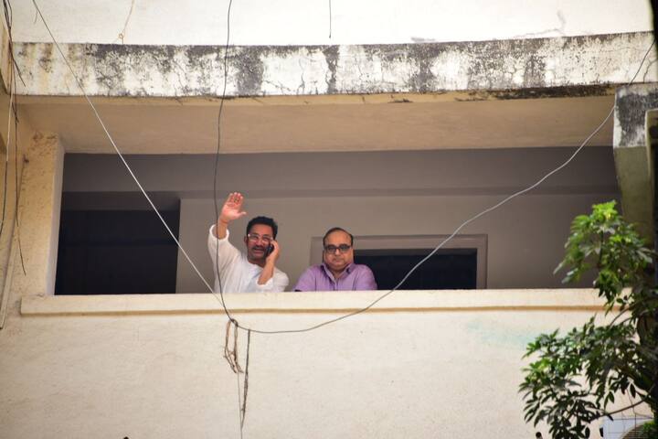 इन तस्वीरों में आमिर खान अपने घर की बालकनी में खड़े होकर किसी से फोन पर बात करते दिखे. इस दौरान उन्होंने पैपराजी को भी हैलो किया.