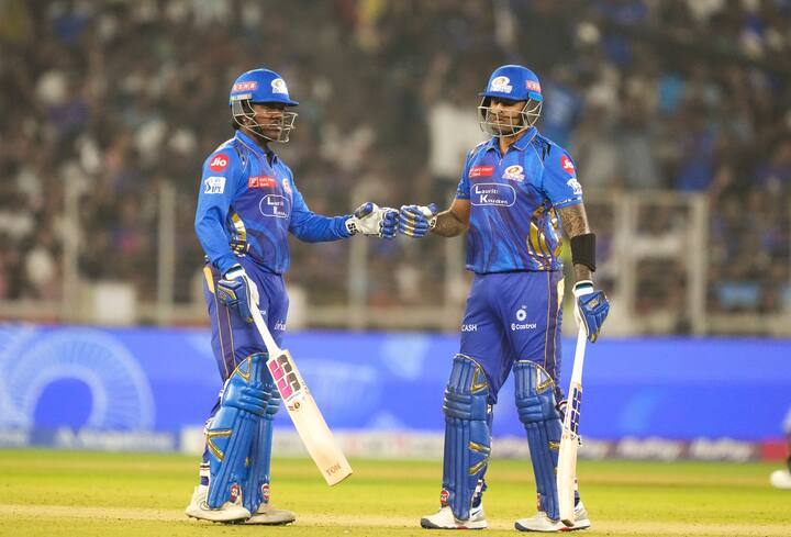 मुंबई इंडियंस और कोलकाता नाइट राइडर्स के बीच सोमवार को मैच खेला गया. दोनों टीमों के बीच मुकाबला मुंबई के वानखेड़े स्टेडियम में हुआ. इस दौरान सूर्यकुमार यादव ने टी20 क्रिकेट में 8000 रन पूरे कर लिए. वह ऐसा करने वाले पांचवें भारतीय खिलाड़ी बन गए.