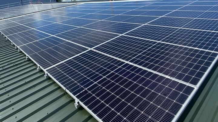 इस बिजली को आप घर के लिए इस्तेमाल कर सकते हैं. जिससे आपके घर का बिजली आपके घर का बिजली बिल जीरो हो सकता है. इतना ही नहीं अगर आप सोलर पैनल के जरिए ज्यादा बिजली पैदा करते हैं. तो आप उसे बेचकर पैसे भी कमा सकते हैं.