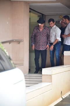 दिग्गज अभिनेता धर्मेंद्र को ये क्या हुआ? एक आंख पर बंधी पट्टी के साथ अस्पताल के बाहर हुए स्पॉट, फैंस को हुई चिंता