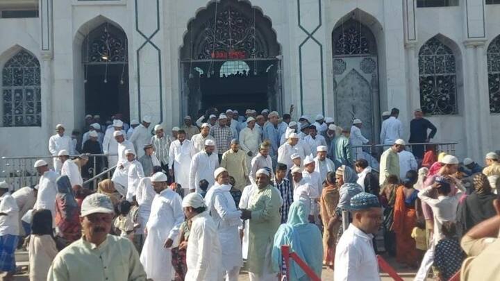 पूरे देश के साथ ही वाराणसी में भी धूमधाम से ईद मनाया गया. सुबह 8:00 बजते ही अलग-अलग मस्जिदों में लोग ईद की नमाज अदा करने के लिए पहुंचे. इस दौरान कड़ी सुरक्षा व्यवस्था थी.