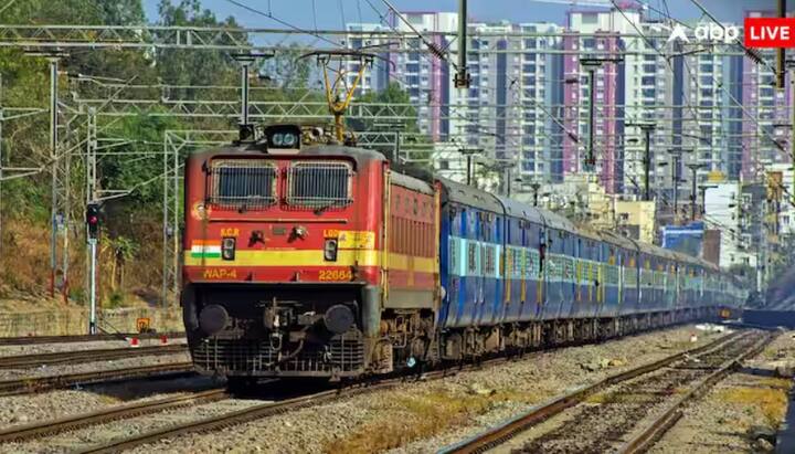 Indian Railway Rules For Waiting Ticket: ਤੁਹਾਨੂੰ ਦੱਸ ਦਈਏ ਕਿ ਭਾਰਤੀ ਰੇਲਵੇ ਦਾ ਟ੍ਰੇਨਾਂ ਚ ਵੇਟਿੰਗ ਟਿਕਟਾਂ ਨੂੰ ਲੈਕੇ ਨਿਯਮ ਹੈ। ਜੇਕਰ ਤੁਸੀਂ ਵੇਟਿੰਗ ਟਿਕਟ ਲੈਕੇ ਟ੍ਰੇਨ ਚ ਚੜ੍ਹਦੇ ਹੋ, ਤਾਂ ਤੁਹਾਨੂੰ ਇੰਨਾ ਜੁਰਮਾਨਾ ਦੇਣਾ ਪਵੇਗਾ।