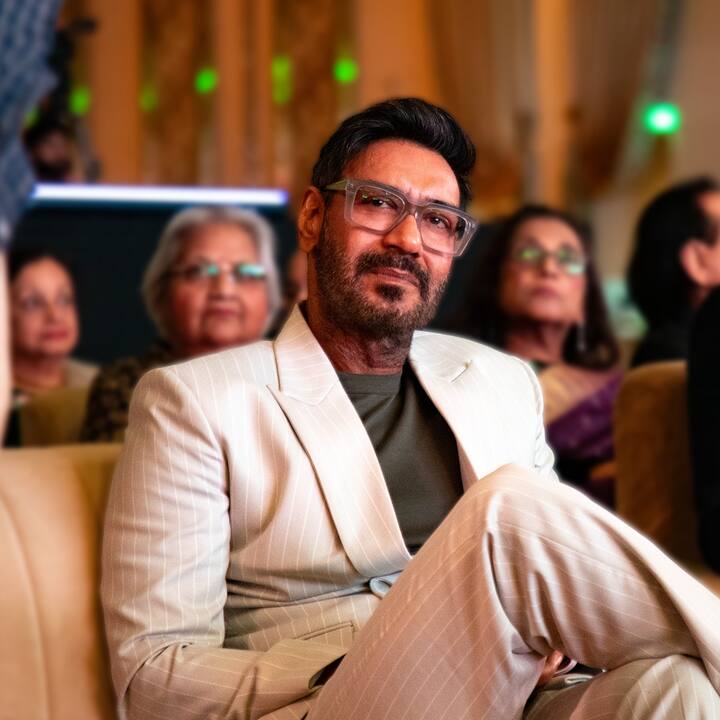 GQ इंडिया की रिपोर्ट्स के अनुसार सालों से बॉलीवुड में काम कर रहे अजय देवगन आज करीब 427 करोड़ की संपत्ति के मालिक बन चुके हैं. एक्टर मुंबई में एक आलीशान बंगले में रहते हैं. इसकी कीमत करीब 60 करोड़ है.