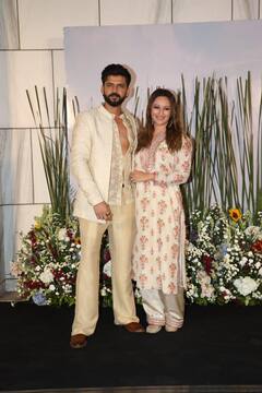 शादी के बाद सोनाक्षी-जहीर ने मनाई पहली ईद, पार्टी में एक-दूजे का हाथ थामे पहुंचा कपल, देखें तस्वीरें