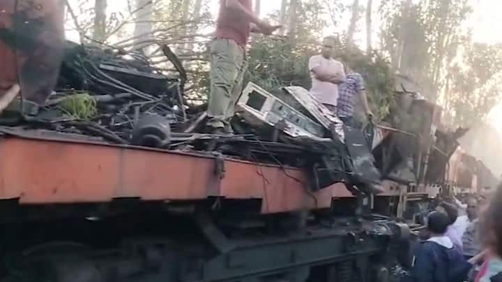 स्थानीय लोगों ने हादसे की सूचना पुलिस और फायर डिपार्टमेंट को दी, जिसके तुरंत बाद फायर ब्रिगेड ने मौके पर पहुंच कर आग पर काबू पाया.