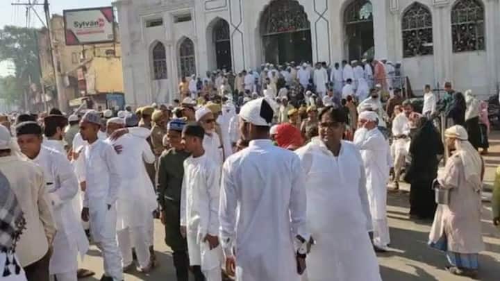 अलग-अलग मस्जिदों के बाहर पुलिस प्रशासन की भी मौजूदगी देखने को मिली.