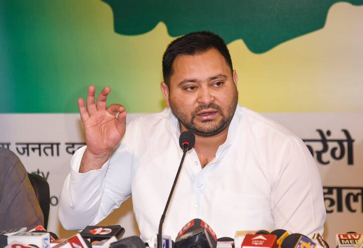 आरजेडी नेता ने कहा कि बीजेपी लगातार देश को तोड़ने का काम और भाई को भाई से लड़ाने के काम में लगी हुई है. बीजेपी तो बड़का झूठा पार्टी है. झूठ बोलने में ये लोग माहिर हैं.