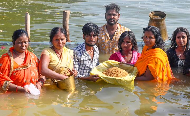बुधवार को खरना होगा. उसके बाद अगले दिन गुरुवार को शाम का अर्घ्य दिया जाएगा. मंगलवार को पटना के जिलाधिकारी और एसएसपी ने चैती छठ को देखते हुए बैठक की.