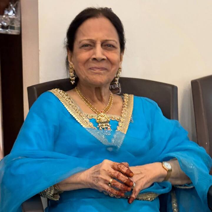 आमिर खान की अम्मी की बात करें तो उन्होंने बलू कलर का सूट पहना था. किरण ने उनकी स्माइल करते हुए एक प्यारी फोटो भी शेयर की है.