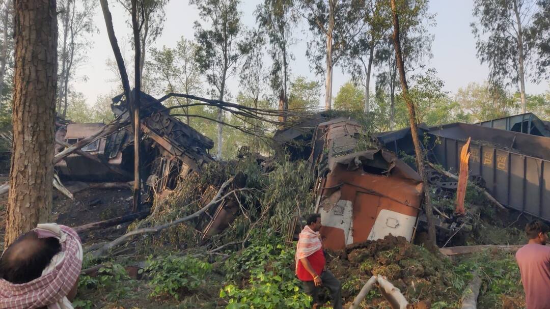 Jharkhand Train accident: நேருக்கு நேர் மோதிய ரயில்கள்.. அடுத்த கணமே பற்றிய நெருப்பு! பறிபோன உயிர்கள்