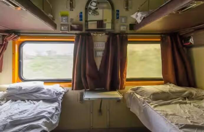 ਜੇਕਰ ਤੁਸੀਂ ਵੇਟਿੰਗ ਟਿਕਟ ਲੈਕੇ ਸਲੀਪਰ ਕੋਚ ਵਿੱਚ ਸਫਰ ਕਰਦੇ ਹੋ। ਤਾਂ ਤੁਹਾਨੂੰ ਜੁਰਮਾਨਾ ਭਰਨਾ ਪਵੇਗਾ। ਇਸ ਵਿੱਚ ਢਾਈ ਸੌ ਰੁਪਏ ਜੁਰਮਾਨੇ ਦੇ ਤੌਰ ‘ਤੇ ਦੇਣੇ ਪੈਣਗੇ। ਇਸ ਤੋਂ ਇਲਾਵਾ ਜਿੱਥੋਂ ਤੁਸੀਂ ਆਪਣੀ ਯਾਤਰਾ ਸ਼ੁਰੂ ਕੀਤੀ ਸੀ, ਉੱਥੋਂ ਲੈਕੇ ਜਿੱਥੇ ਤੁਹਾਨੂੰ ਟੀਟੀਈ ਨੇ ਫੜਿਆ ਹੈ, ਉੱਥੇ ਤੱਕ ਦਾ ਕਿਰਾਇਆ ਵੀ ਦੇਣਾ ਪਵੇਗਾ। ਜੇਕਰ ਤੁਸੀਂ ਅੱਗੇ ਤੱਕ ਦਾ ਸਫਰ ਕਰਨਾ ਚਾਹੁੰਦੇ ਹੋ ਤਾਂ ਤੁਹਾਨੂੰ ਅੱਗੇ ਤੱਕ ਦਾ ਕਿਰਾਇਆ ਦੇਣਾ ਪਵੇਗਾ।